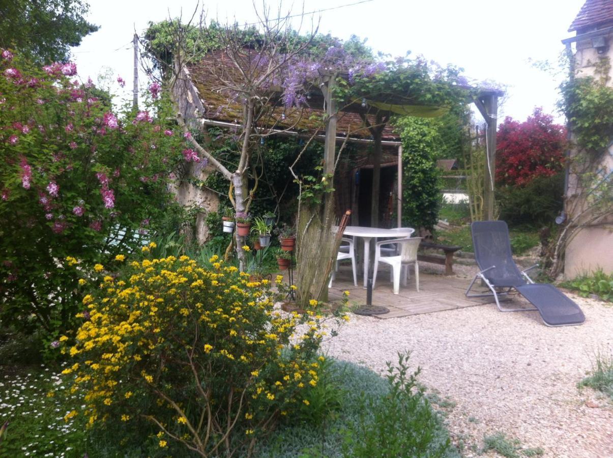 Les 3 Roses Bed and Breakfast Villeneuve-sur-Yonne Esterno foto