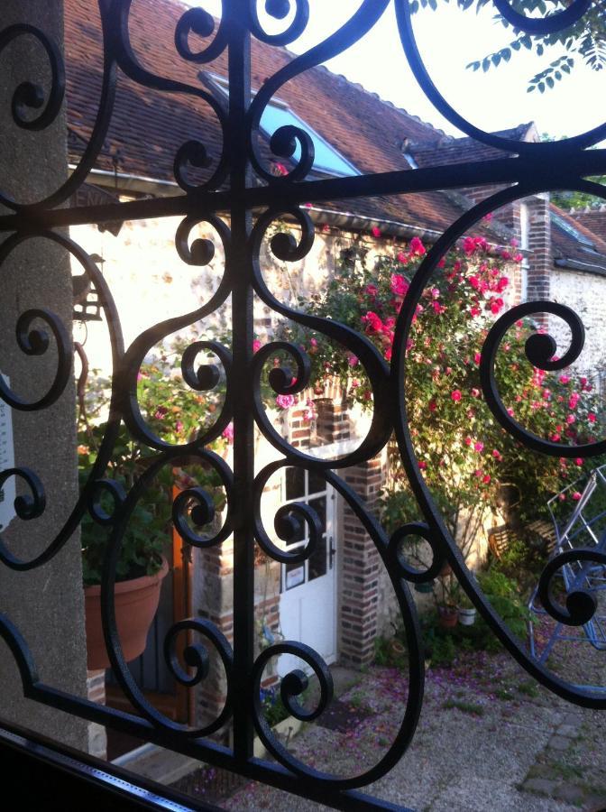 Les 3 Roses Bed and Breakfast Villeneuve-sur-Yonne Esterno foto