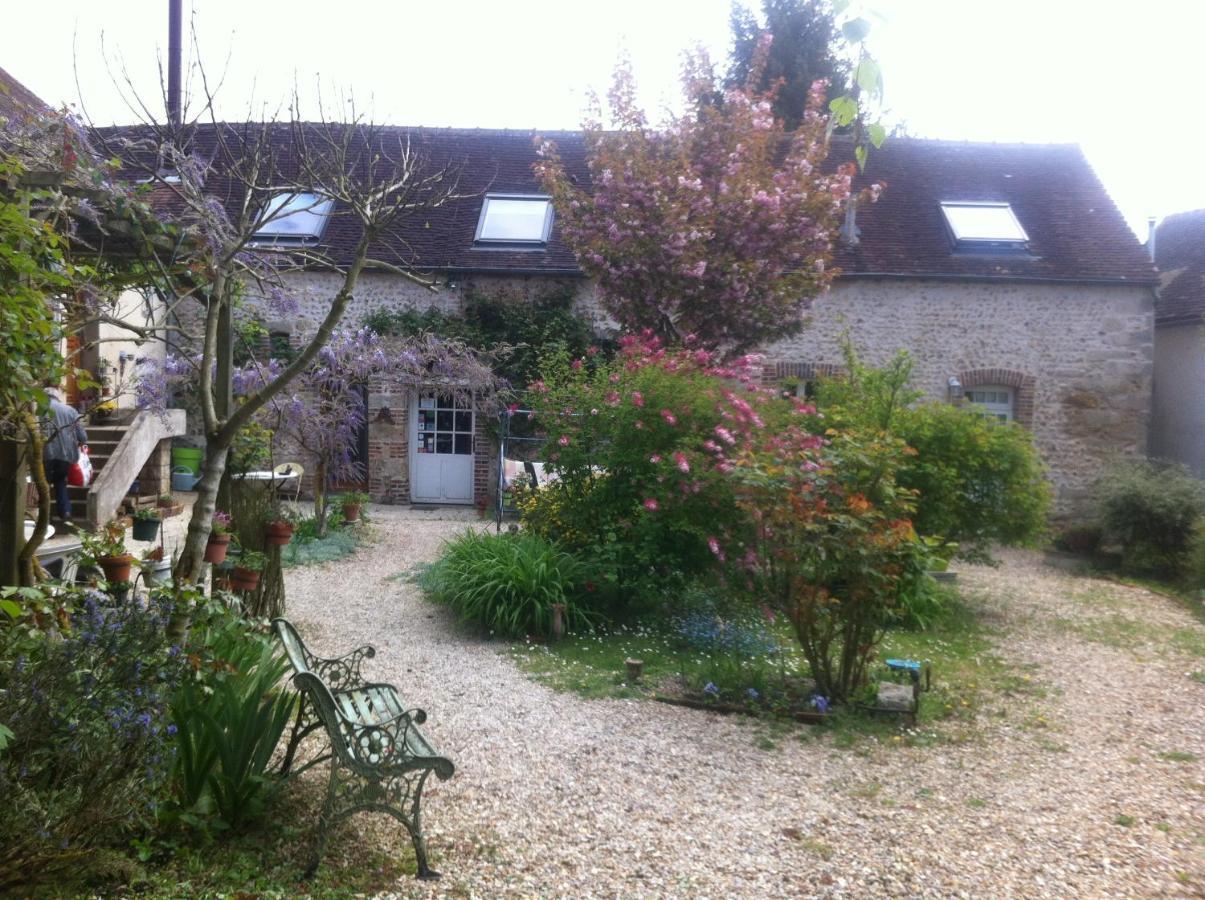 Les 3 Roses Bed and Breakfast Villeneuve-sur-Yonne Esterno foto